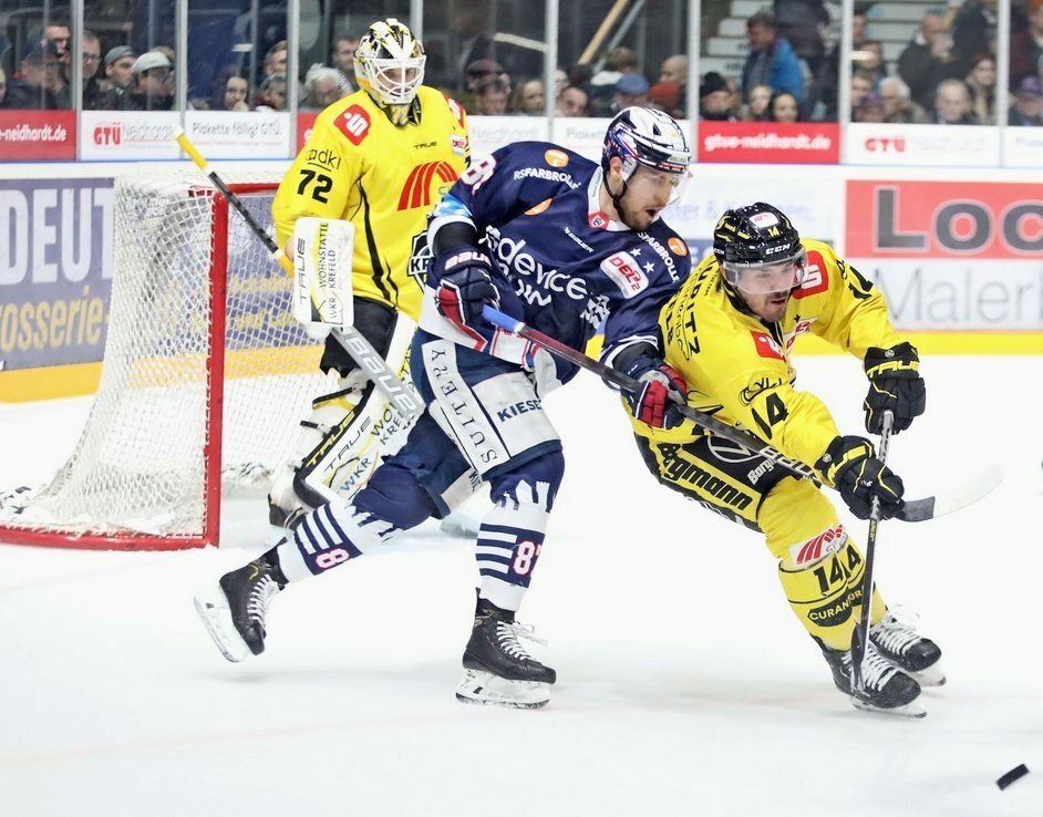 Stürmer Fabian Dietz im Duell mit Krefelds Stürmer Dominik Tiffels