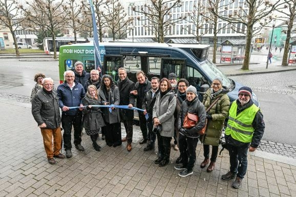 Bürgermeister Dirk Bastin, weiht mit Vertreterinnen und Vertretern des Ravensburger Gemeinderates sowie Mitarbeiterinnen und Mitarbeitern der Ravensburger Verkehrs- und Versorgungsbetriebe und der Technischen Werke Schussental den neuen "Mobi" ein