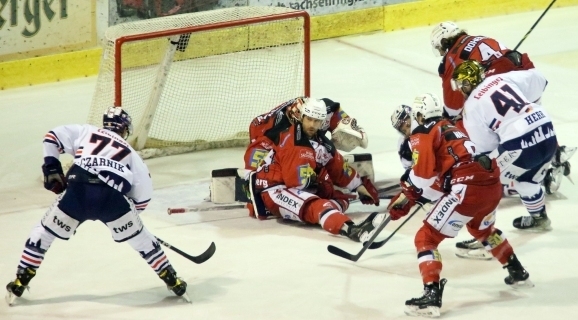 eine der zahlreichen heißen Szenen vor dem Tor der Gastgeber