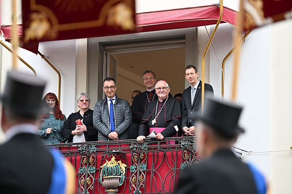 Ehrengäste aus Politik Kirche und Gesellschaft auf dem Balkon des Rathauses