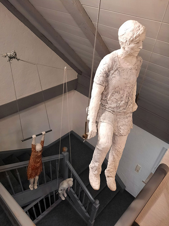 Skulpturen aus der Werkgruppe Am Trapez von Birgit Feil im Treppenhaus
