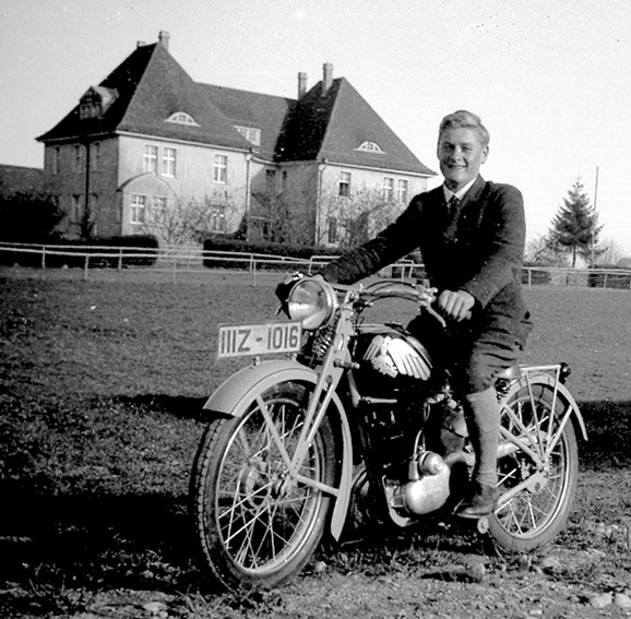 Vor dem Lehrerhaus Xaver Martin