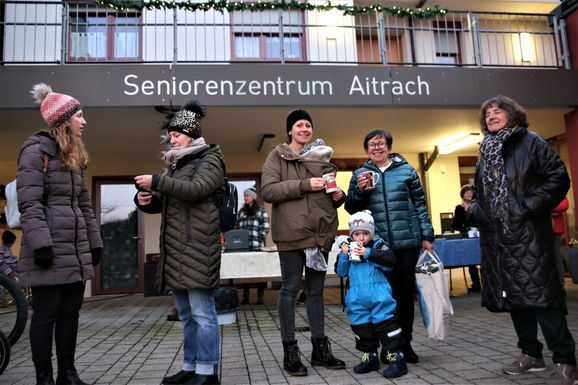 rei01drei Generationen beim Weihnachtsmarkt