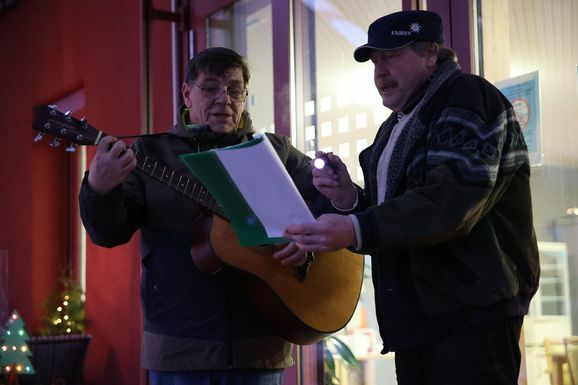 rei04Helmut Bommer aus Leutkirch mit seiner Gruppe bei Jingle Bells singen